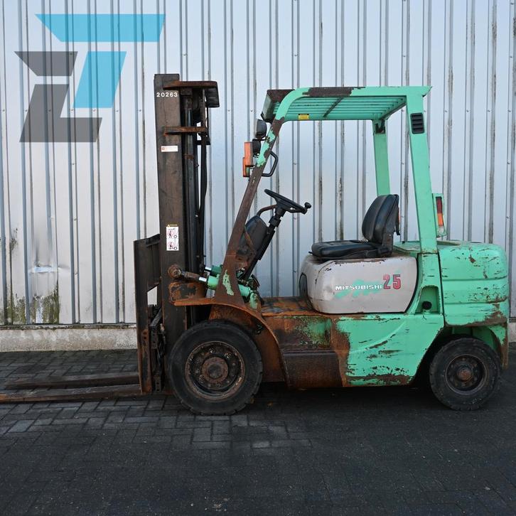 Mitsubishi FD 25 Diesel heftruck, Articles professionnels, Machines & Construction | Chariots élévateurs & Transport interne