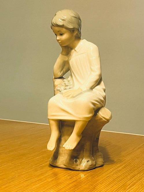 Lladró - Jose Roig - sculptuur, Little Boy Thinking - 21 cm, Antiek en Kunst, Antiek | Glaswerk en Kristal