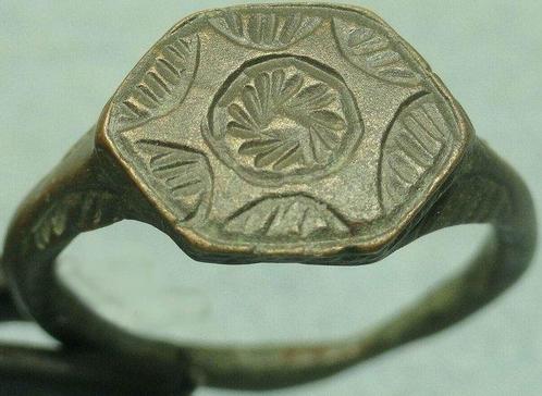 Médiéval, époque des Croisés Bronze bague gravée et décorée, Handtassen en Accessoires, Antieke sieraden