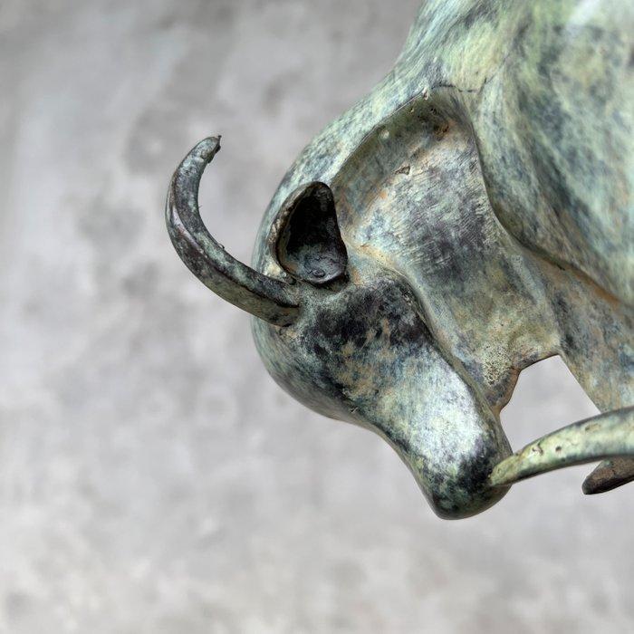 sculptuur, Bronze Sculpture of a Striking Bull - with base -, Antiek en Kunst, Kunst | Designobjecten