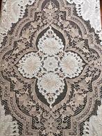 Prachtige kant en linnen mantel, kostbaar handwerk. -