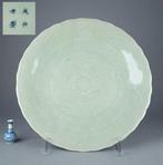 Bord - Celadon Glazed Plate - Magnific ent Floral Design -