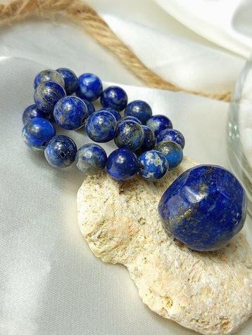 Bras et marionnette en minéraux en lapis-lazuli de qualité