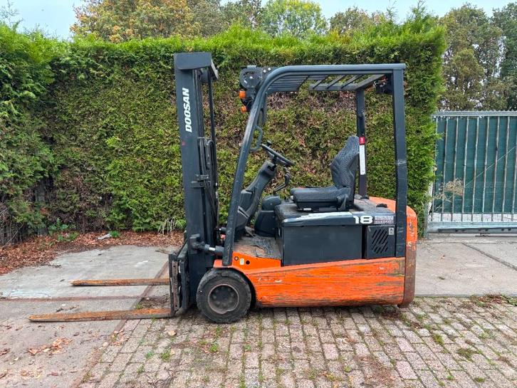 Doosan B18T-5 elektrische heftruck 1.8 ton dublo mast B18, Articles professionnels, Machines & Construction | Chariots élévateurs & Transport interne