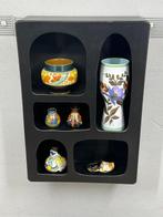 Zwarte houten wandkast met organische vakverdeling - Kast -