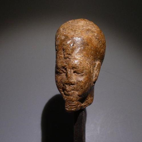 Égypte ancienne Pierre Sculpture de tête de pharaon. 5,5 cm, Verzamelen, Mineralen en Fossielen