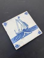 Tegel - Antieke Delfts blauwe tegel met een groot zeilschip, Antiek en Kunst