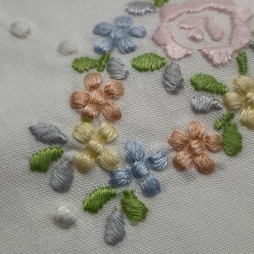 Drap de lit matrimonial brodé à la main. Italie - Vintage -, Antiek en Kunst, Antiek | Tapijten, Tafelkleden en Textiel