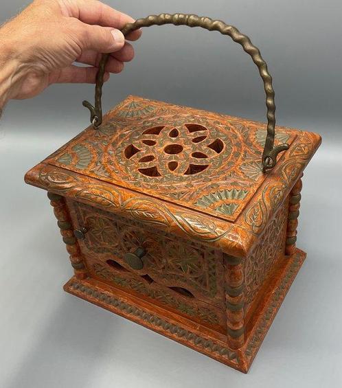 Kist - Eikenhout en messing - Voetenstoof stoof, Antiek en Kunst, Curiosa en Brocante