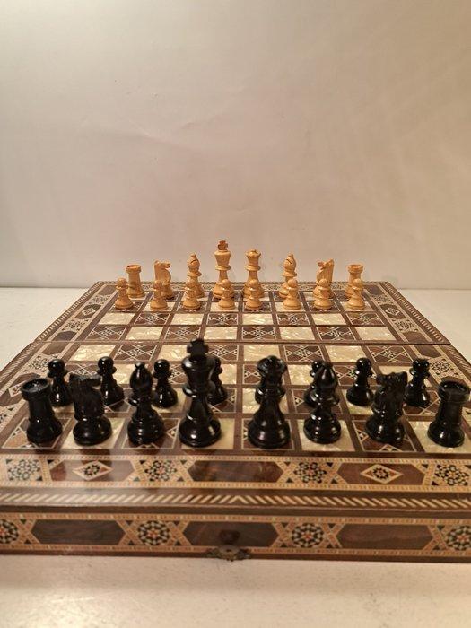 Schaakspel - Handgemaakt Parelmoer Schaakspel + backgammon -, Antiek en Kunst, Curiosa en Brocante