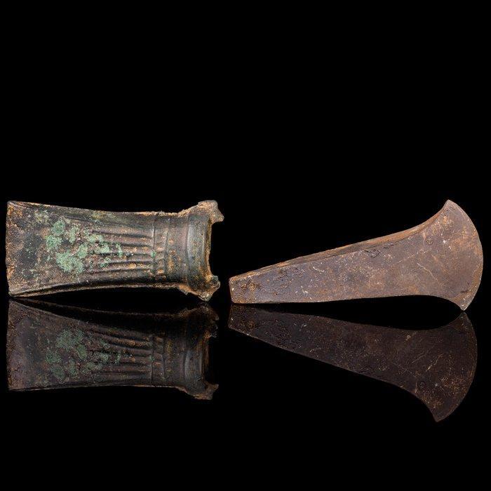 Bronstijd Set van twee bronzen bijlkoppen (Zonder, Antiek en Kunst, Antiek | Overige Antiek