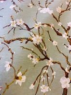 Elegante en delicate stof met amandelbloesemmotief in