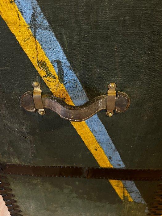 French Colonial Naval Officer’s Camelback Trunk, Belle, Antiek en Kunst, Antiek | Overige Antiek