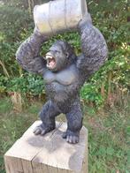 Statue, 57 cm high strong gorilla with barrel - 57 cm -