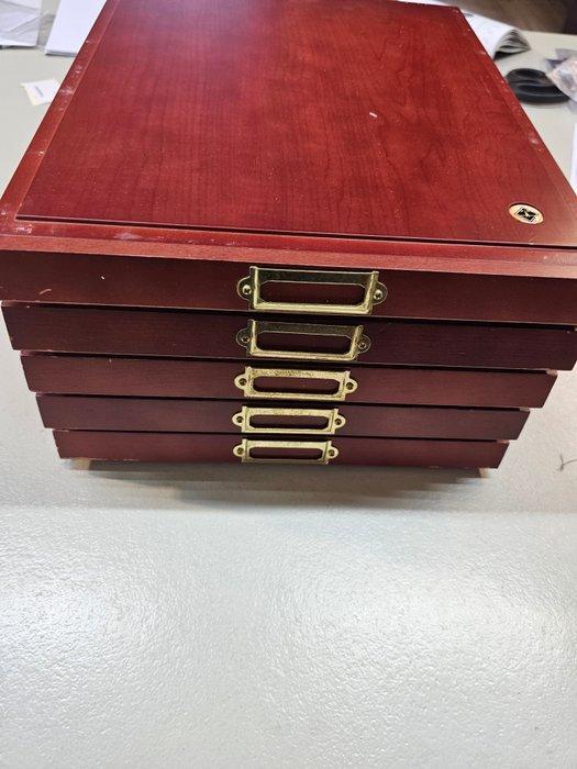 Leuchttrum - Stapelbare houten lades (5 stuks) - Ladekast -, Postzegels en Munten, Munten | Nederland