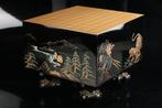 Table dartisan Shogi avec motif de dragon-tigre doré et