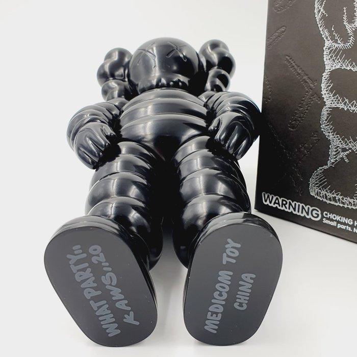 Kaws (1974) - NO RESERVE Kaws What Party Black 2020, Antiquités & Art, Art | Objets design