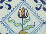Carreau - Tulipe décolorée dans un carré dentelé. -, Antiek en Kunst