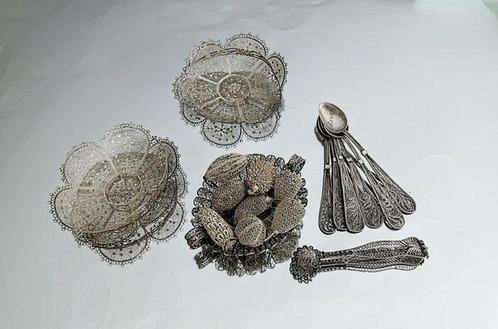 Filigree Fruits Baskets Tongs and 6 Spoons - Personnage, Antiek en Kunst, Antiek | Zilver en Goud
