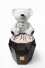 Daluxe Art - 1999 • Dior Bear Display – XXL (70 cm), Antiek en Kunst