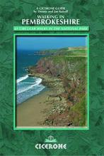Walking in Pembrokeshire / Cicerone guides 9781852844318, Verzenden, Dennis Kelsall