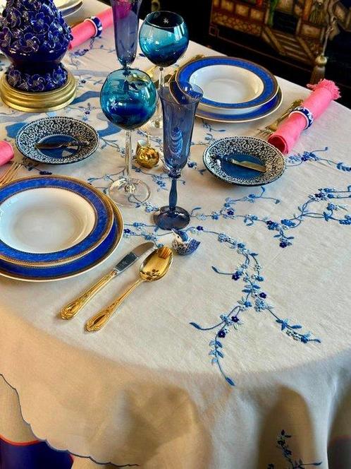 Napperon brodé à la main sur organza naturel. - Nappe  - 240, Antiek en Kunst, Antiek | Meubels | Tafels