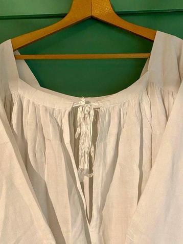 Oud priesterharnas in linnen met randdetails van kant