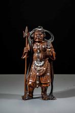 Hout, Parelmoer - Een boxwood okimono van Bishamonten met de, Antiek en Kunst
