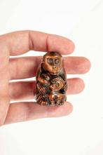 Een grote boxwood netsuke van een aap die een octopus, Antiek en Kunst