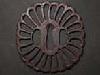 Katana - Fer forgé - Daito Kikka Sukashi Tsuba : C4-997 -, Antiek en Kunst
