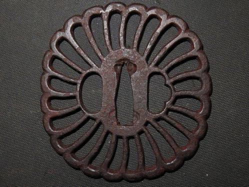 Katana - Fer forgé - Daito Kikka Sukashi Tsuba : C4-997 -, Antiek en Kunst, Antiek | Overige Antiek