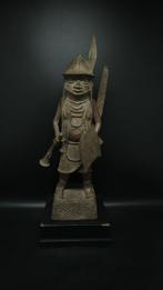 Prachtig standbeeld van de Oba in oorlogskleding. - bini /