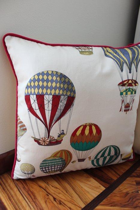 Paire de coussins avec tissu vintage Fornasetti, Antiek en Kunst, Antiek | Meubels | Stoelen en Sofa's