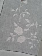 Tovaglia in puro lino con ricamo a macchina e rifinitura a