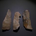Neolithisch 3 vuurstenen. 7 cm L. Mes - 5000 v.Chr. Bijl