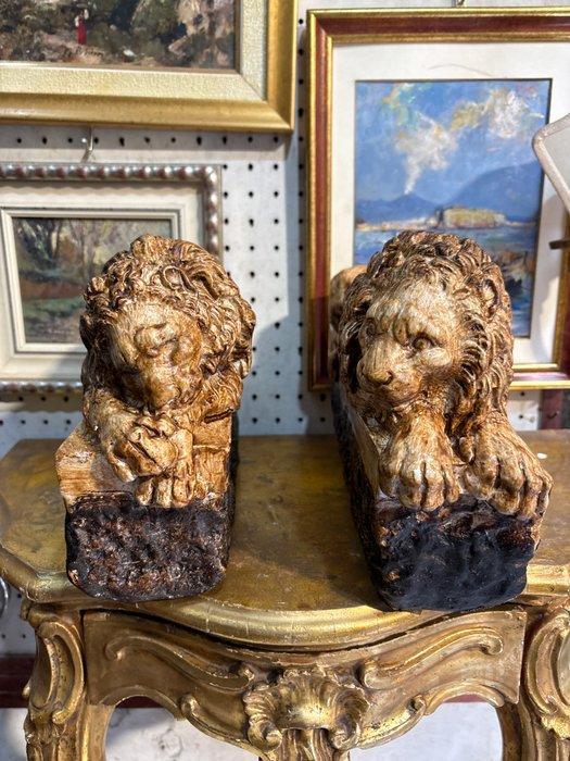 Figuur - Coppia di leoni dormienti (2) - Gips, Antiquités & Art, Curiosités & Brocante