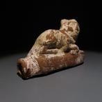 Oud-Egyptisch Terracotta Olielamp in de vorm van een leeuw.