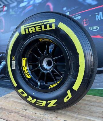 Pneu complet sur la roue - Formule 1 Pirelli - O.Z. *** NO beschikbaar voor biedingen