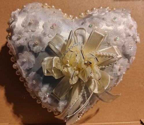 Kussen off white ivory trouwring 20 cm. hart+parels en, Hobby en Vrije tijd, Knutselen, Nieuw