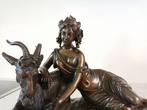 Beeldje - Bronzen beeld van een dame met haar geit - Brons
