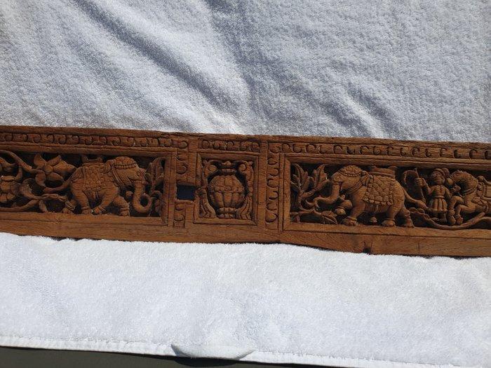 Gebeeldhouwd houten paneel met een mand vol overvloed en, Antiek en Kunst, Kunst | Niet-Westerse kunst