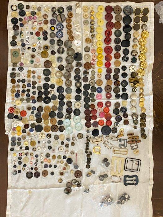 Themacollectie - Knoppen van kunststof, metaal, parelmoer,, Antiek en Kunst, Antiek | Speelgoed