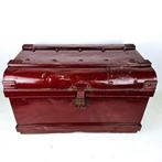 Exceptional burgundy red metal iron box Approx. 1900 -, Antiquités & Art