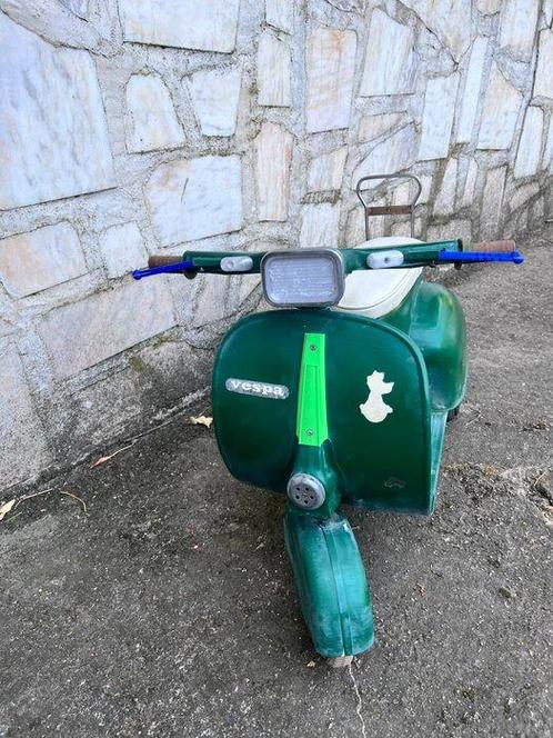 Young Rider - Voiture à pédales Vespa-style pedal scooter, Antiek en Kunst, Antiek | Speelgoed