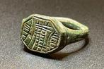 Viking periode Brons Uitstekende ring met een raadselachtige