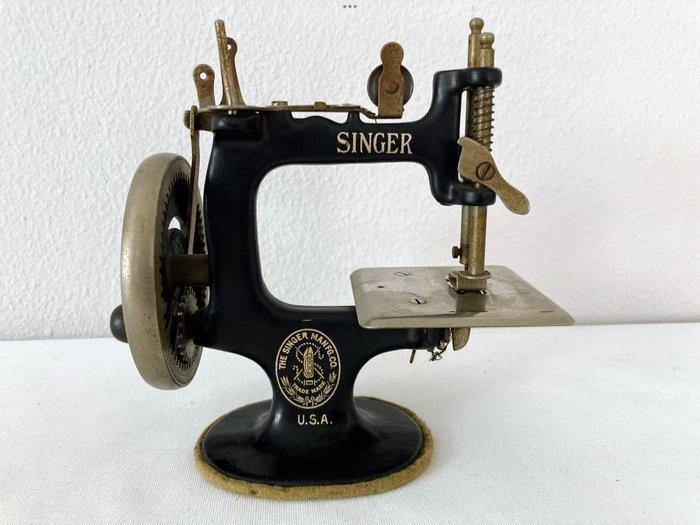 Singer 20 Sewhandy Naaimachine - Metaal, Antiek en Kunst, Kunst | Designobjecten
