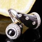 Zilveren gesculpteerde ring met email en witte en zwarte