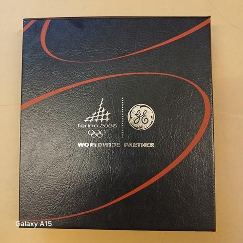 Collectie van memorabilia - Doos met speldjes - GE, Verzamelen, Overige Verzamelen