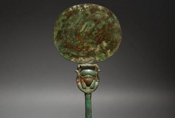 Égypte ancienne Bronze Beau miroir représentant des visages