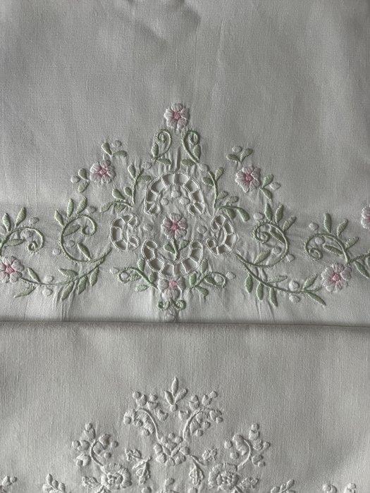 Handdoek (2) - 110 cm - 75 cm - Met de hand geborduurd -, Antiek en Kunst, Antiek | Tapijten, Tafelkleden en Textiel